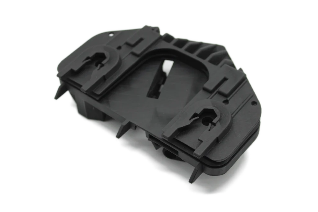 Pièce de voiture scannée, modifiée puis imprimée en 3D résine